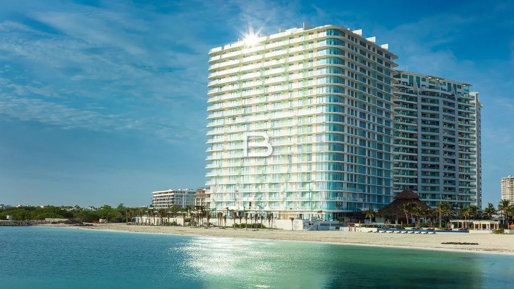 Luxury Renovated Sea-Front Apartment in Puerto Cancún with Hotel Amenities