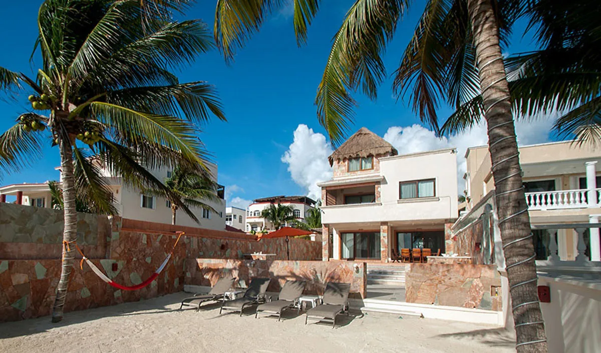 Luxury Oceanfront House in Puerto Morelos with 5 Bedrooms, Private Beach, and Pool
