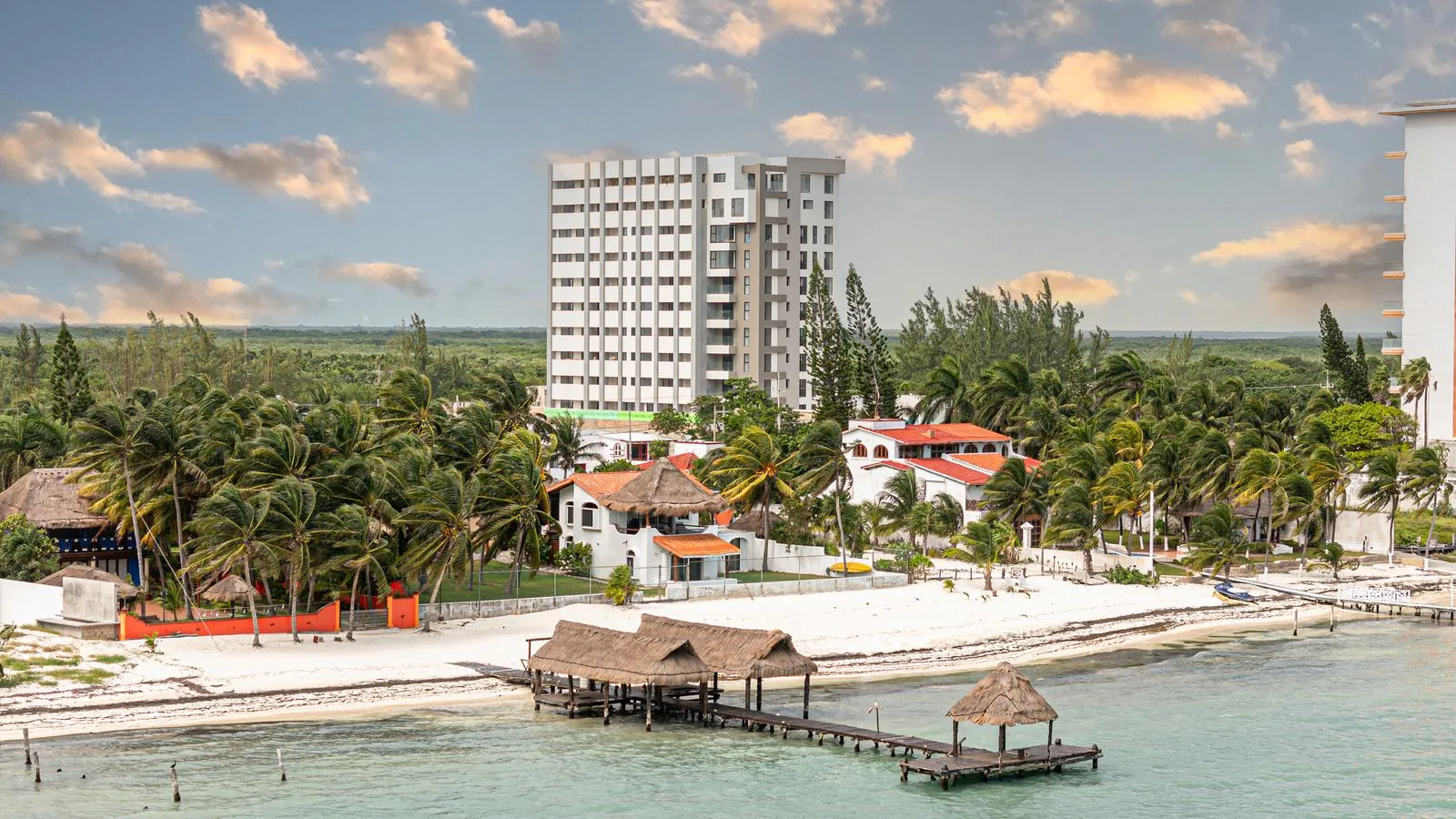 Penthouse with 3 Bedrooms, Sea Views, and Resort-Style Amenities in Cancún