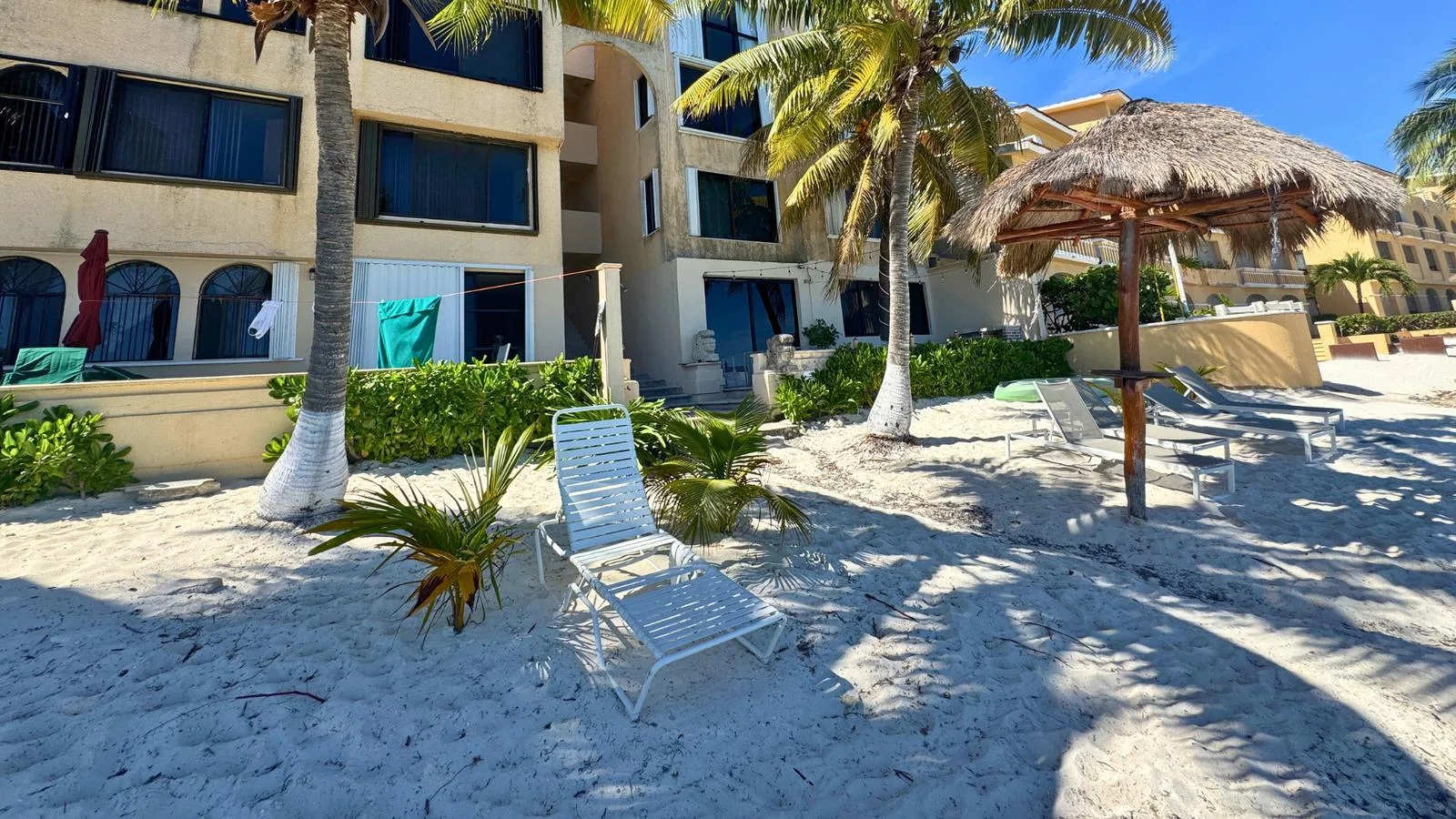 Furnished 2-Bedroom Apartment with Beach Access and Ocean View in Puerto Juárez