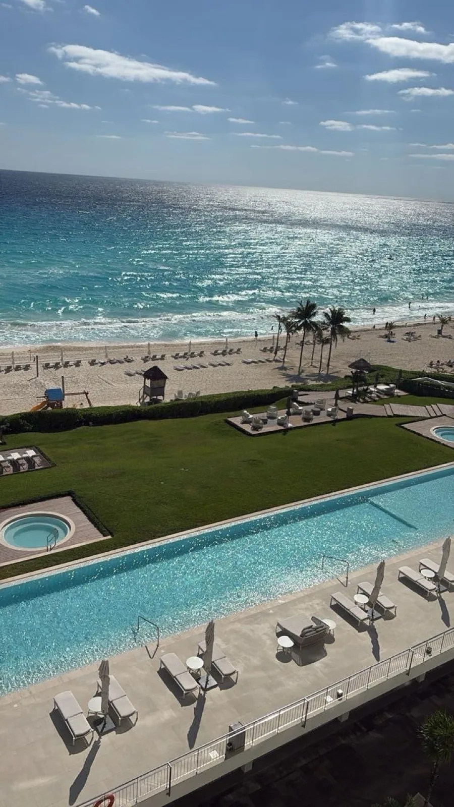 Luxury Fifth-Floor Apartment with Four Bedrooms, Sea Views, and Terrace Jacuzzi