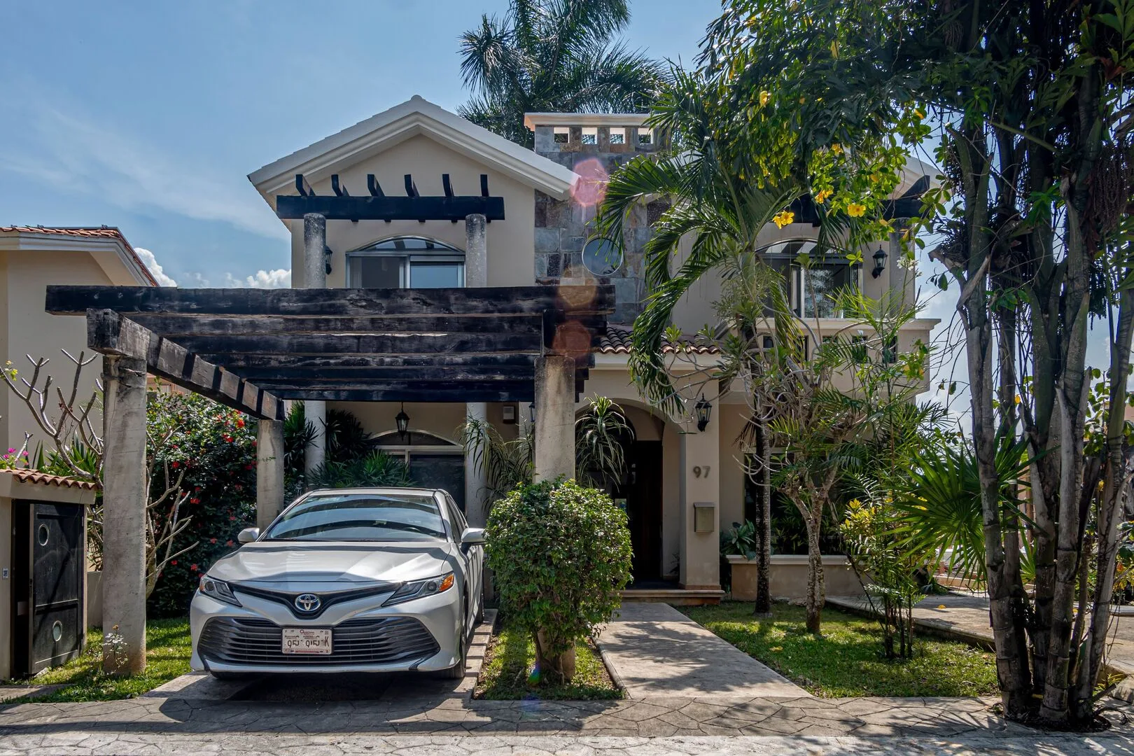 4-Bedroom Single-Family Home with Courtyard and Pool in Puerto Aventuras Gated Community