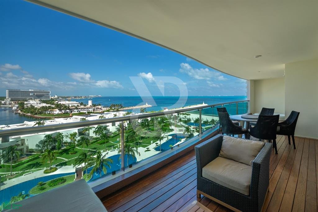 Novo Cancún Beachfront Condo — Eighth-Floor Residence in Puerto Cancún